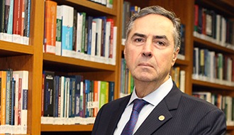 Luís Roberto Barroso, do STF, suspende despejo de indivíduos e famílias vulneráveis