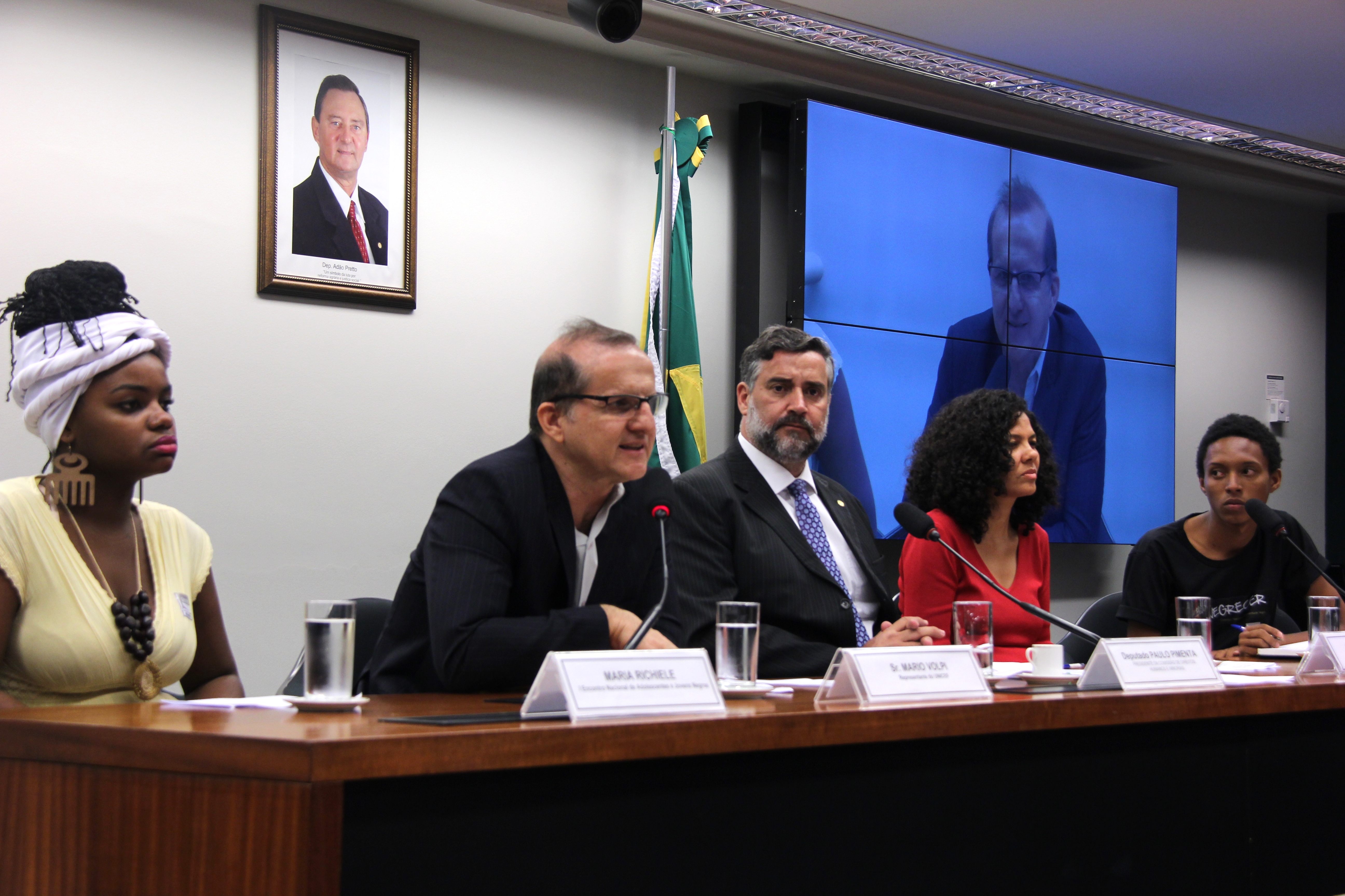 Mesa de diálogo entre deputados e jovens negros aborda desigualdade étnico-racial