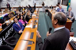 Muito além do arco-íris: Congresso não aprova leis pró-LGBTIs desde 1988  