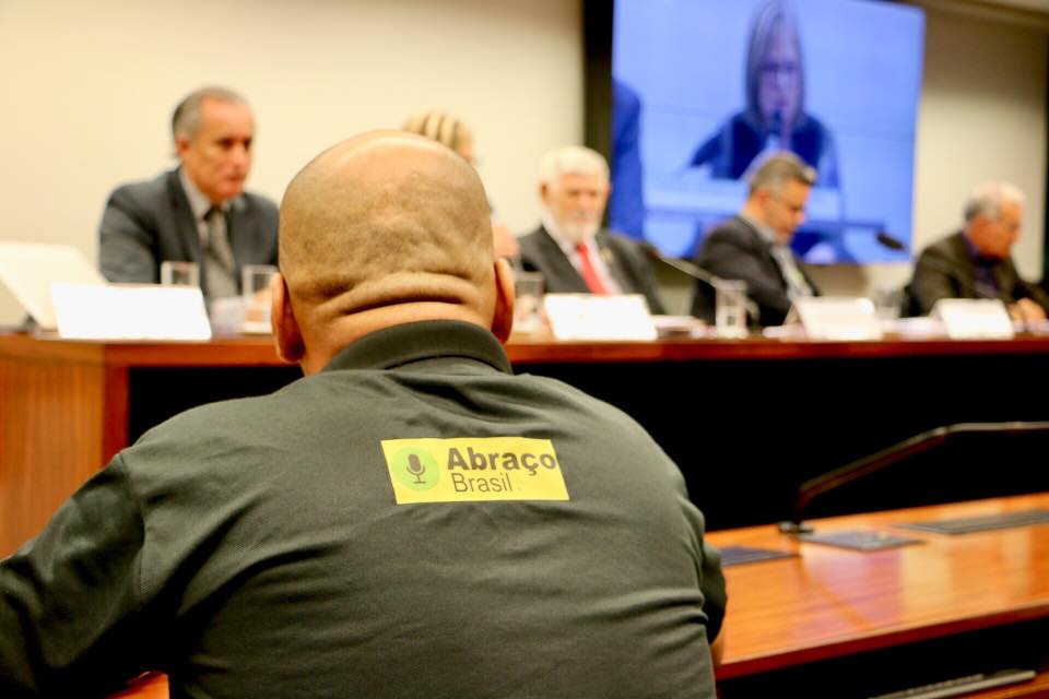 Nas ondas das rádios comunitárias