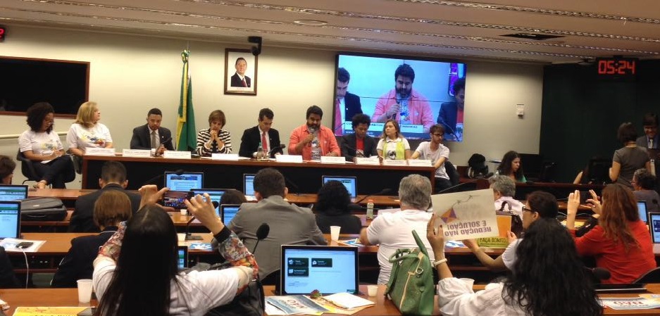 Apesar de avanço legal, direitos de crianças e adolescentes ainda são violados, dizem participantes de audiência