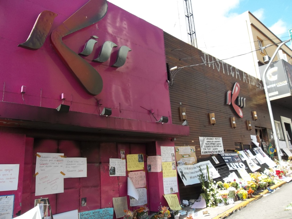 Pais das vítimas da boate Kiss são processados, enquanto responsáveis pela tragédia continuam impunes