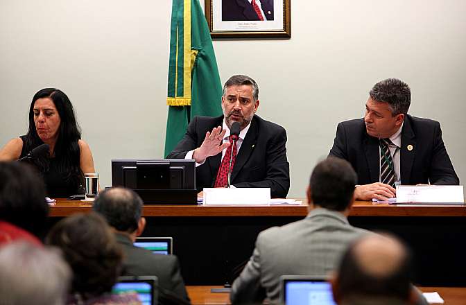 Parlamentares cobram ação do governo para conter suicídios entre policiais federais