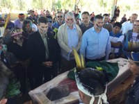 Parlamentares visitam indígenas atacados no MS