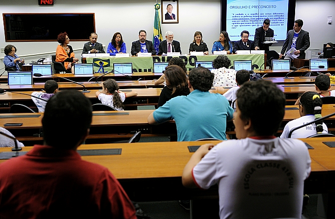 Políticas públicas são essenciais à inclusão de autistas, afirmam pais em audiência