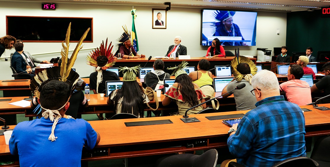 Povos indígenas e quilombolas buscam apoio na CDHM contra cortes de bolsas para estudantes