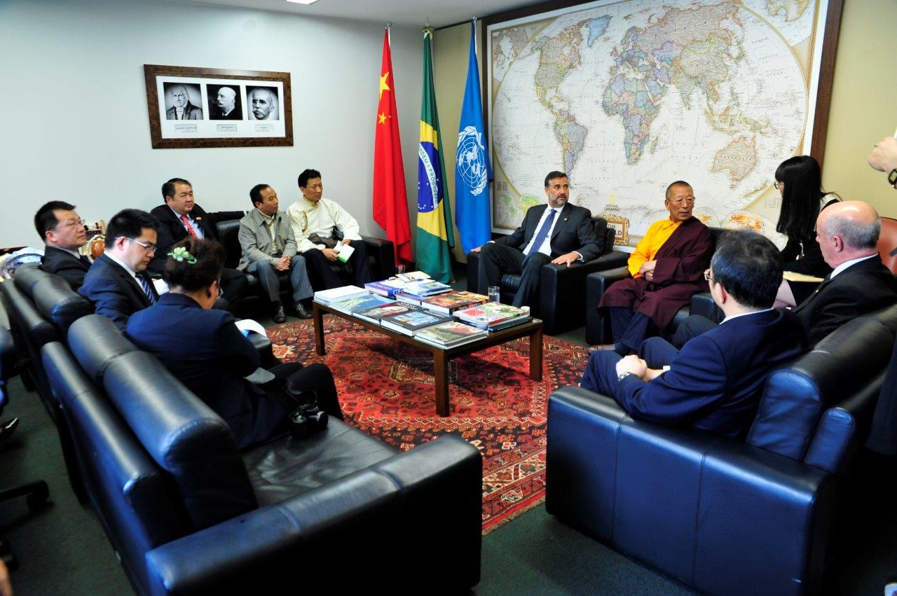 Presidente da CDHM recebe deputados tibetanos