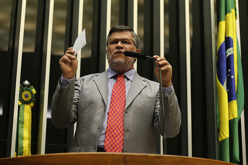 Pronunciamento do presidente da comissão em sessão solene que homenageia resistência democrática