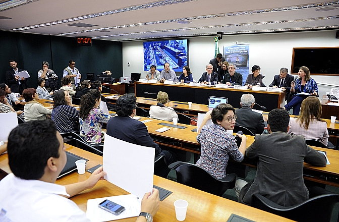 Retirar autonomia da EBC afronta a democracia, dizem participantes de audiência