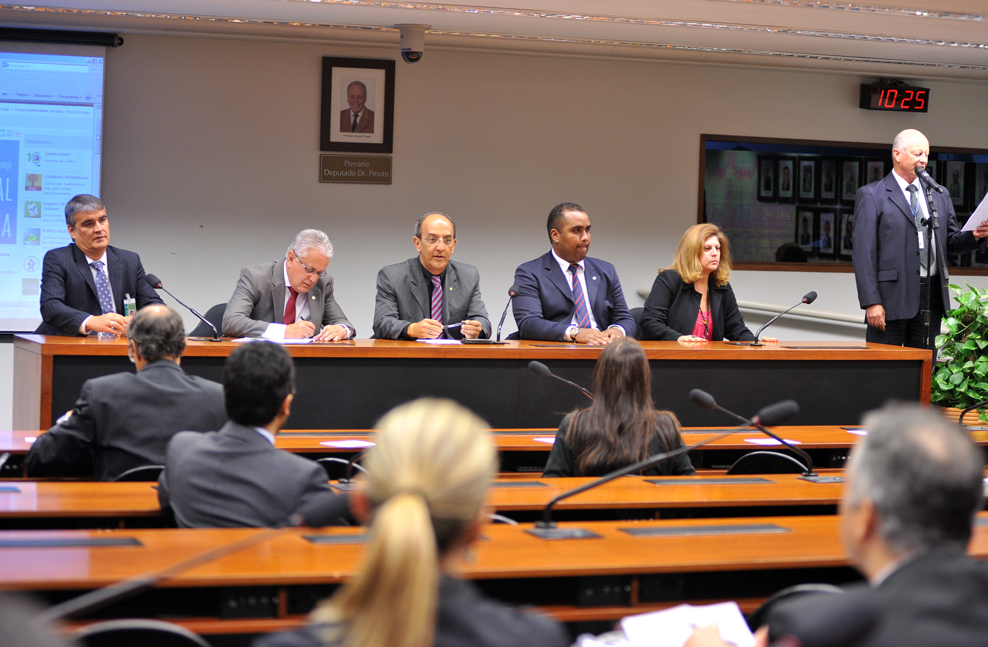 COMISSÃO PARTICIPA DA MESA-REDONDA “MEDIDAS ALTERNATIVAS PARA USO RACIONAL DA ÁGUA”