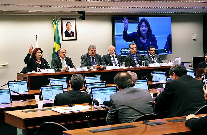 Debatedores criticam projeto que cria nova remuneração para o FGTS