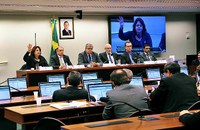 Debatedores criticam projeto que cria nova remuneração para o FGTS