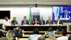 Debatedores defendem uso de bicicletas e transporte público para desestimular o uso de automóveis