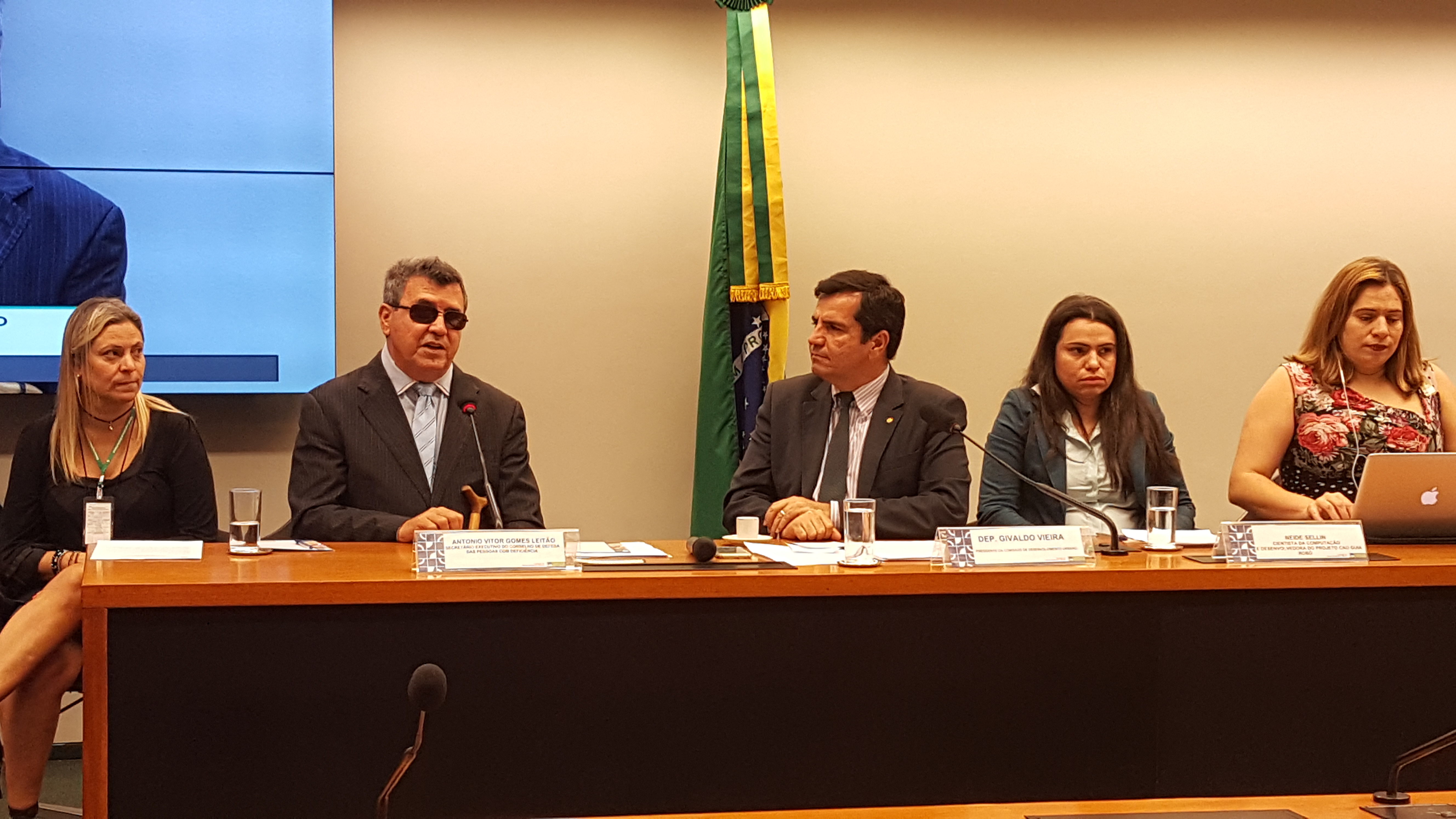 Deficientes visuais pedem que gestores priorizem acessibilidade em planos diretores urbanos