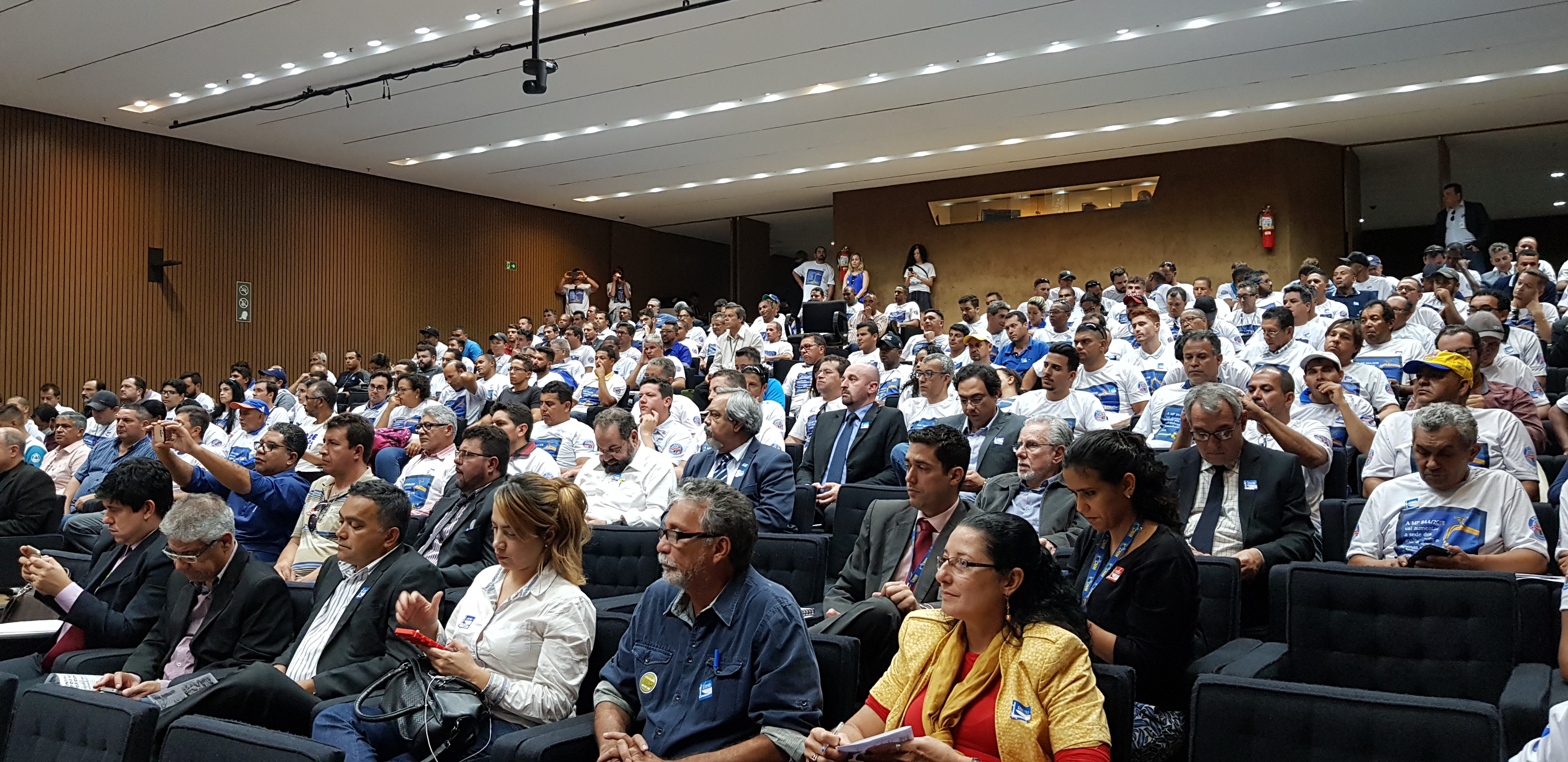 Manifestações contrárias à MP do saneamento marcam audiência pública na CDU