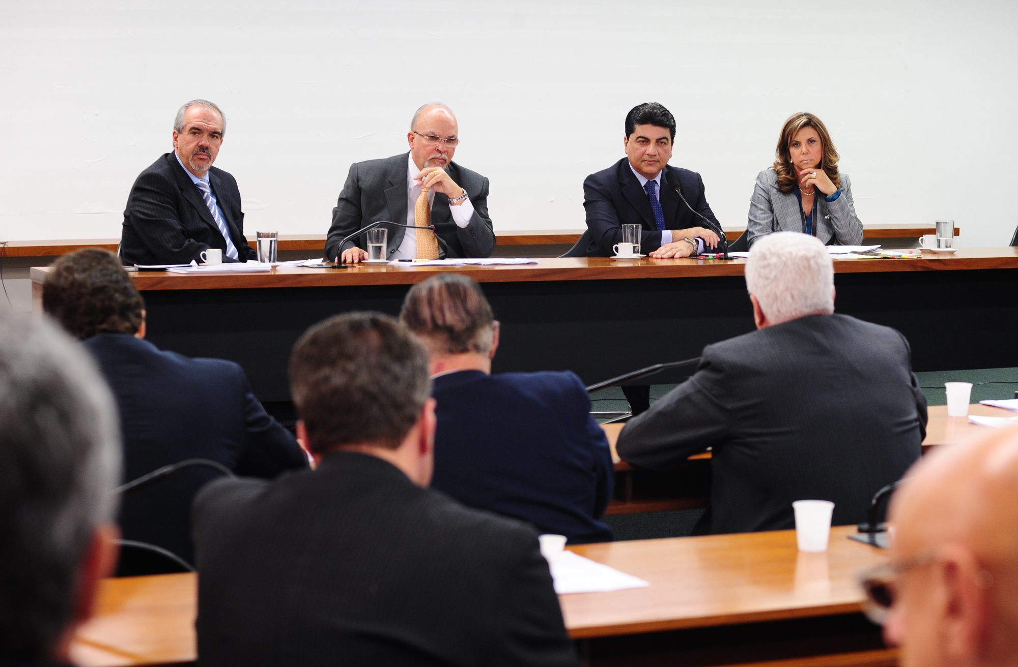 Ministro das Cidades nega favorecimento de empreiteiras