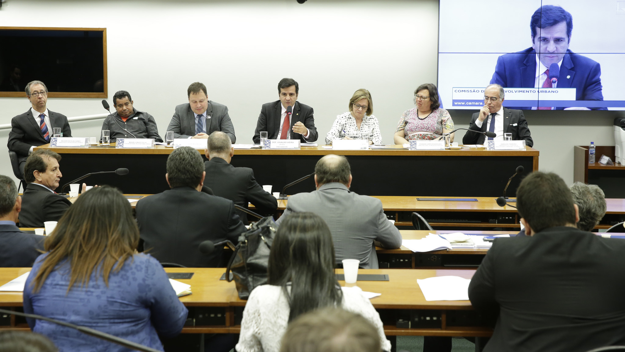 Movimentos populares cobram definição de orçamento de 2018 para habitação