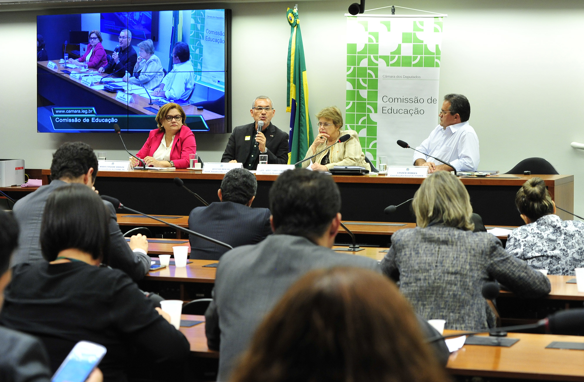 26/05/15 - Audiência debate a valorização dos profissionais da educação