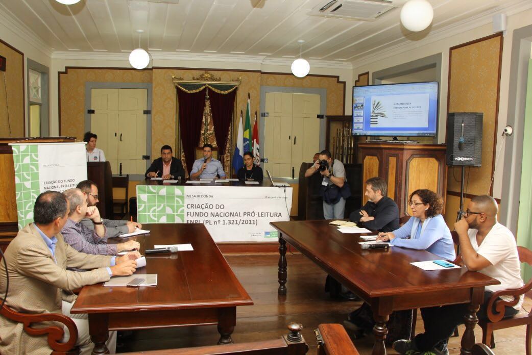 30/06/16 - Mesa Redonda na Feira Internacional do Livro em Paraty 