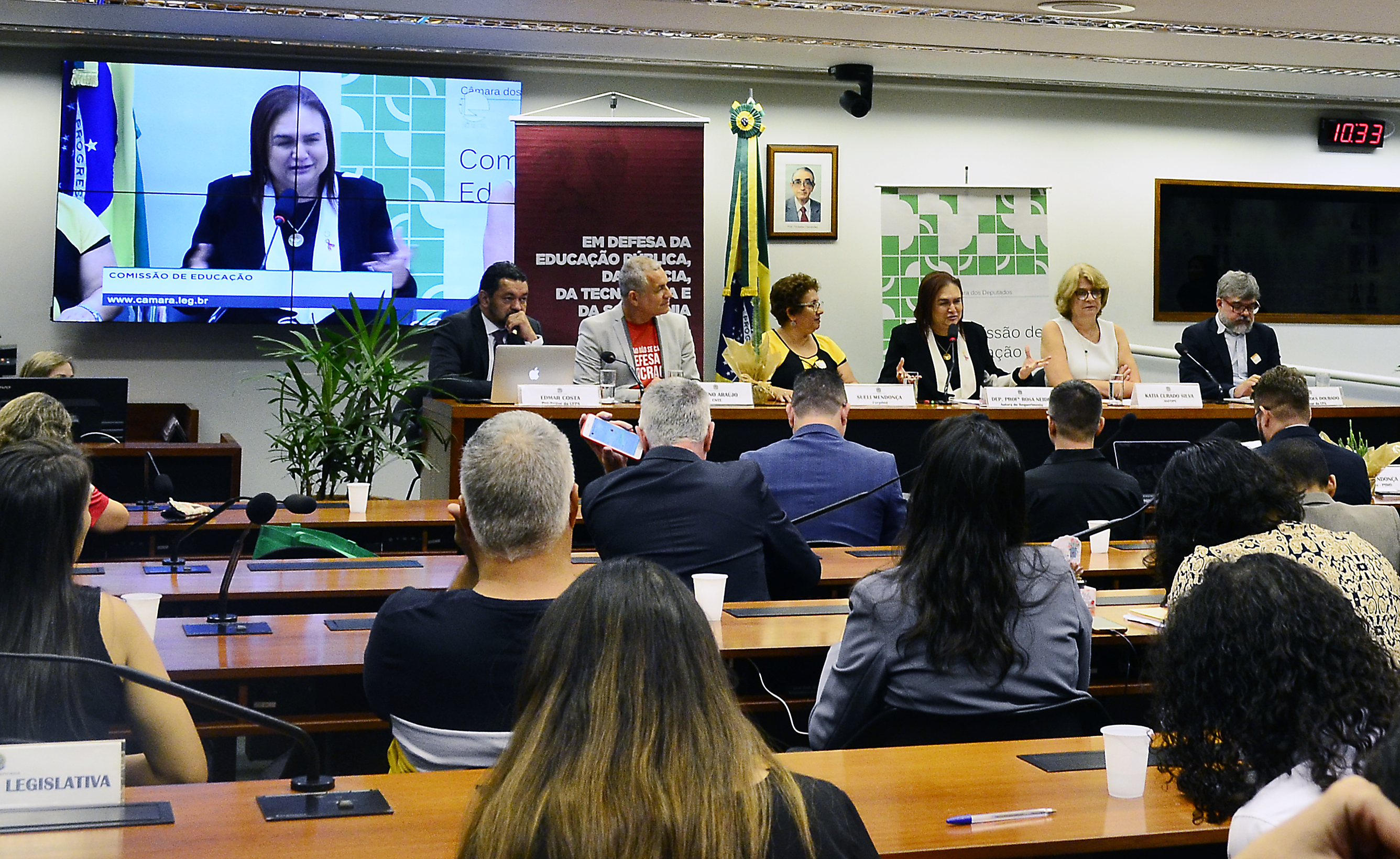 Apresentações e vídeos do seminário, dia 15/10/19, sobre o tema “Professor, professora, políticas e formação: resistências e desafios”.