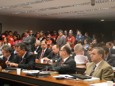 Deputados no Plenário da CEC em reunião com o ministro Haddad