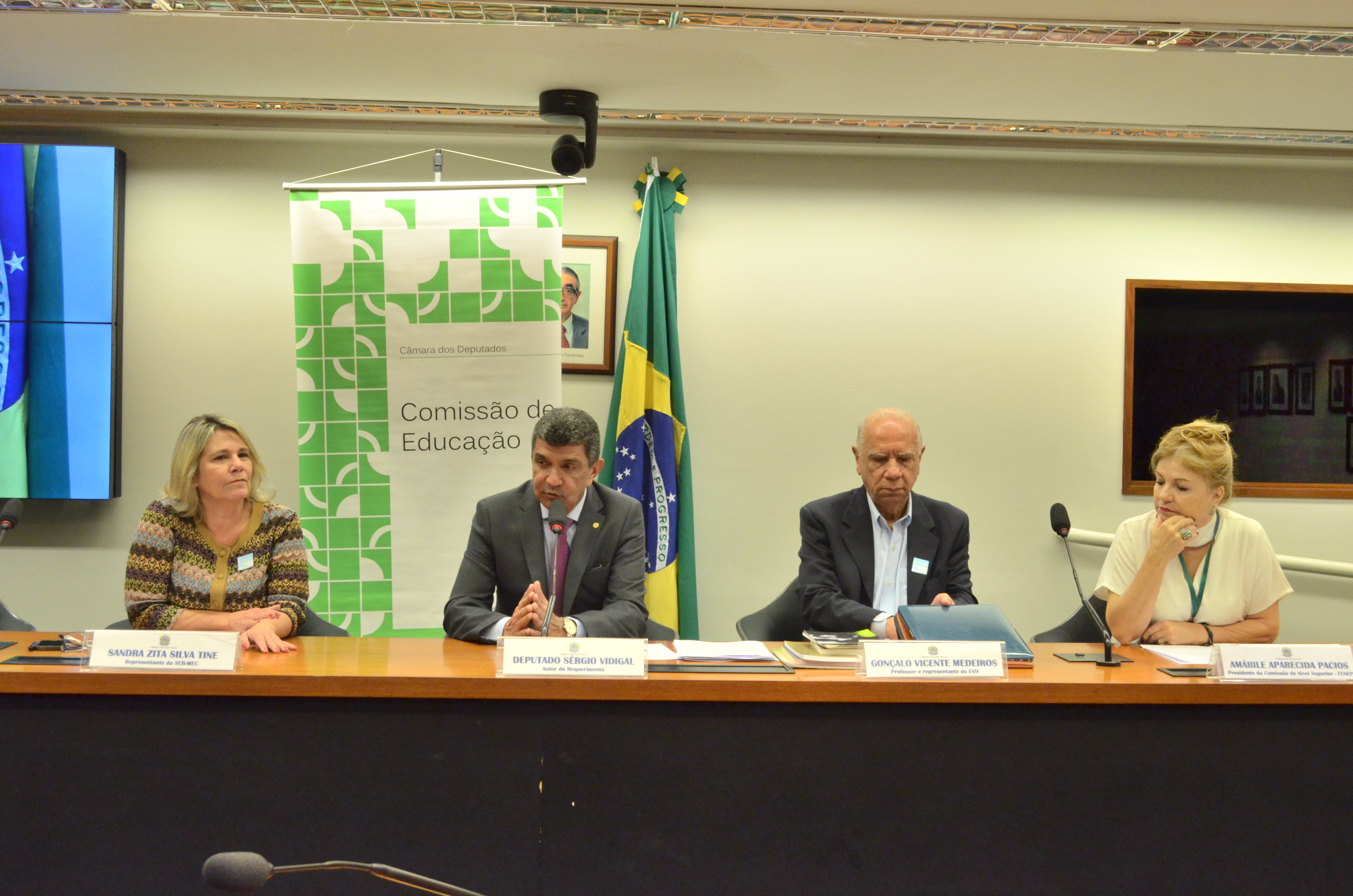 Deputados e convidados debatem a importância do ensino da ética nas escolas