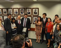 Aposição da foto do Dep. Gabriel Chalita na Galeria de Fotos dos Ex-presidentes da Comissão.