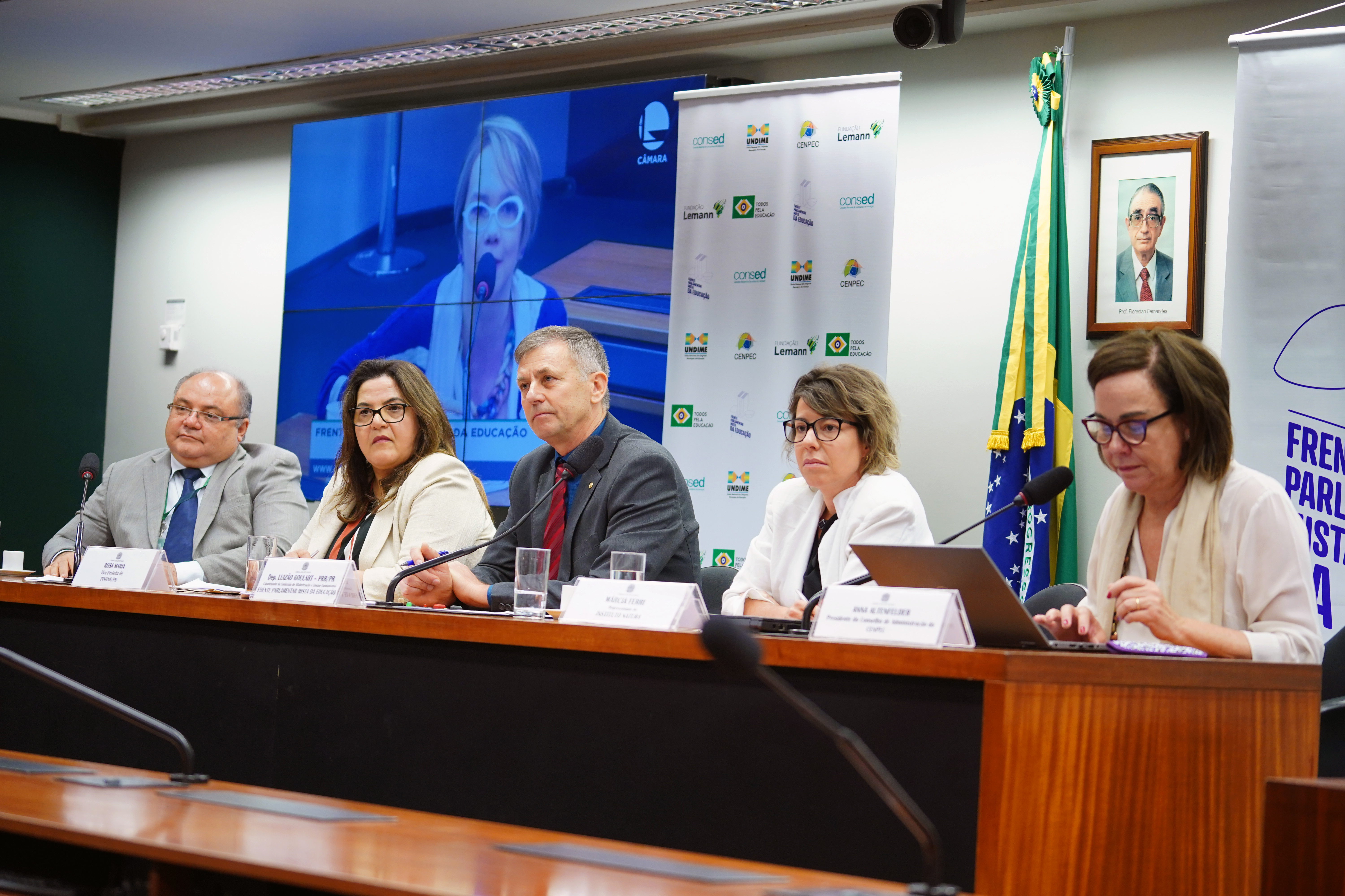 Palestra sobre o tema: Alfabetização e Ensino Fundamental no Brasil