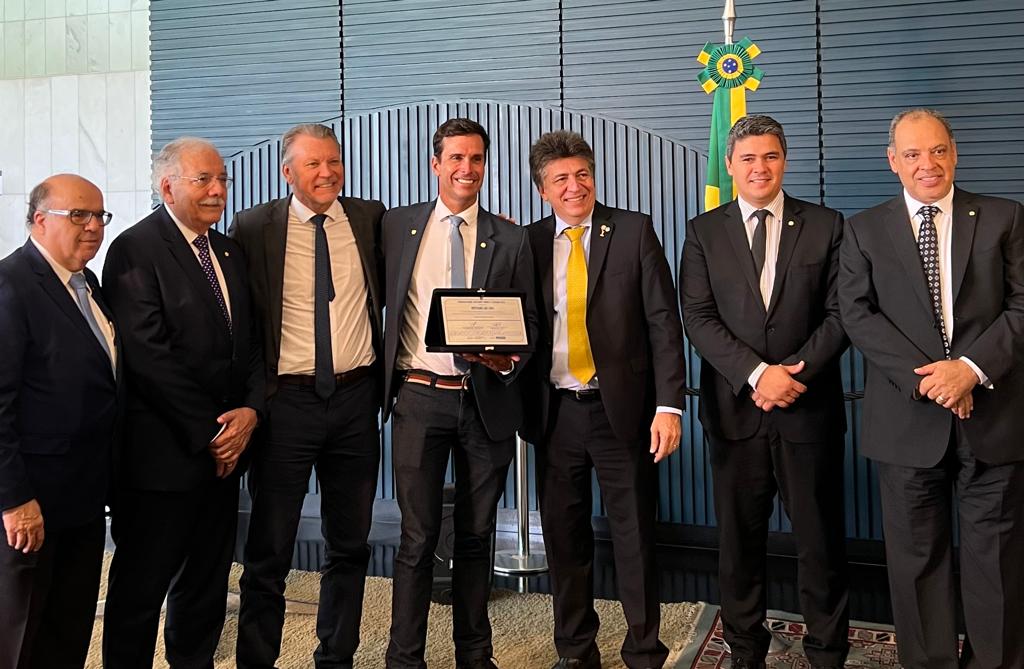 Comissão homenageia 17 profissionais da Educação Física