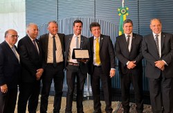 Comissão homenageia 17 profissionais da Educação Física