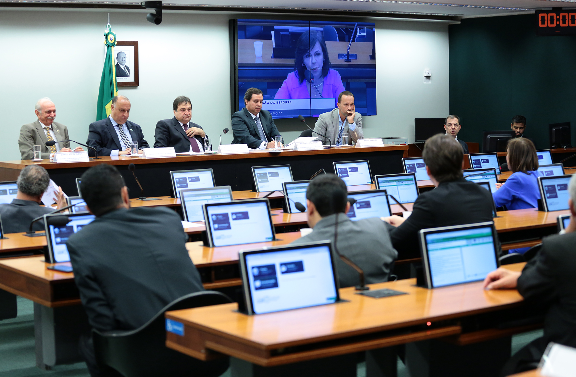 Debatedores pedem retomada do programa Atleta na Escola