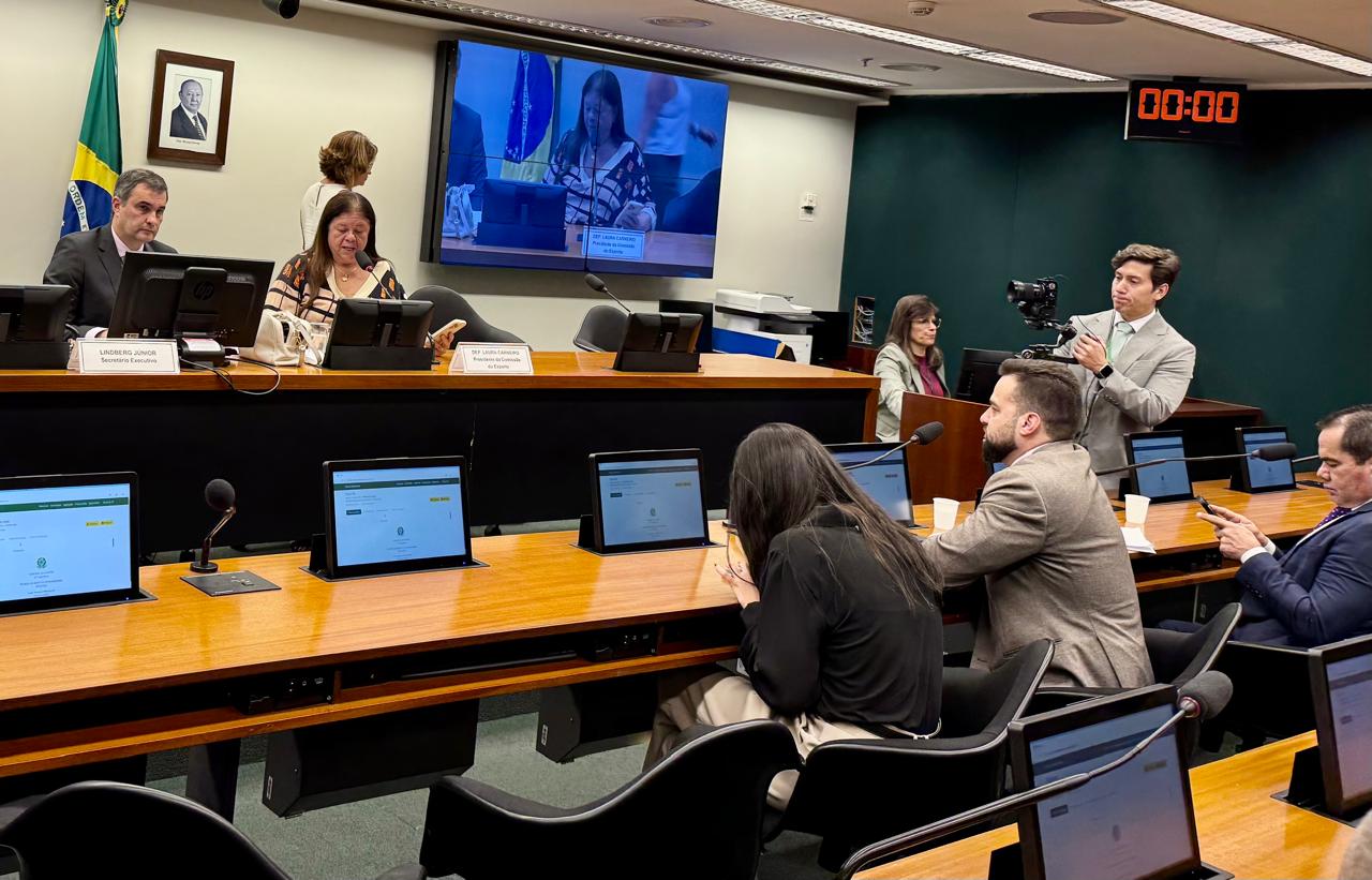 Esporte aprova Bolsa-Técnico e proibição de propaganda de serviços de prostituição em competições esportivas 