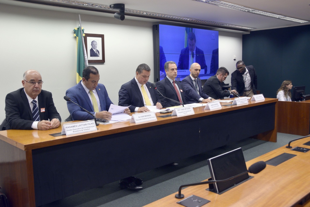 Participação de transgêneros no esporte divide opiniões na Câmara