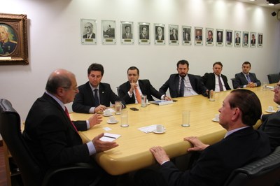 Presidente da CFFC, Dep. Edinho Bez, e membros da Comissão em reunião com o Ministro