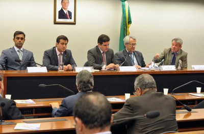 Deputados João Arruda (PMDB-PR) – vice-presidente, Felipe Bornier (PSD-RJ) – 2º vice-presidente e Manuel Rosa Neca (PR-RJ) – 3º vice-presidente.