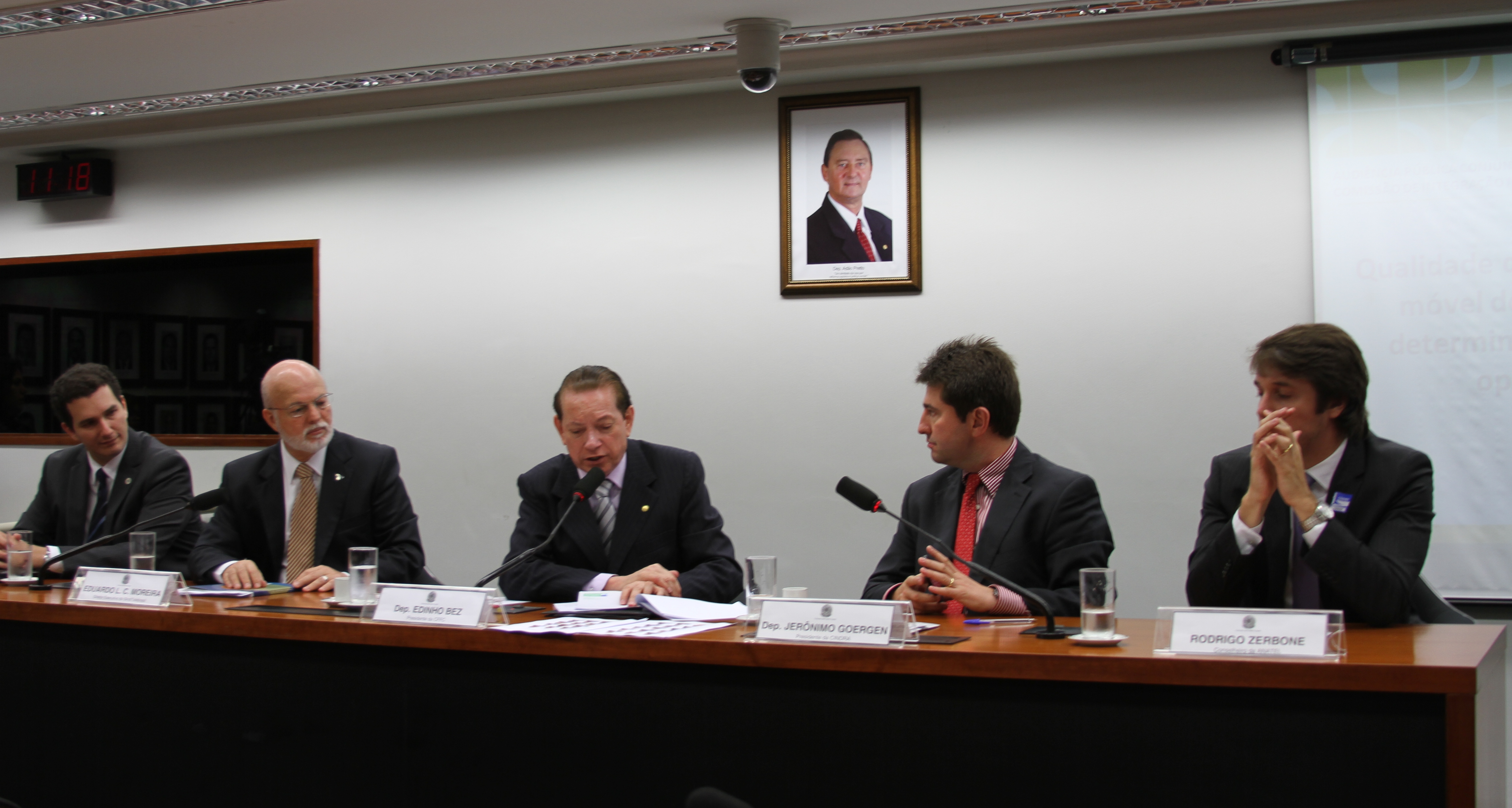 Ausência de empresas de telefonia em audiência pública irrita deputados 