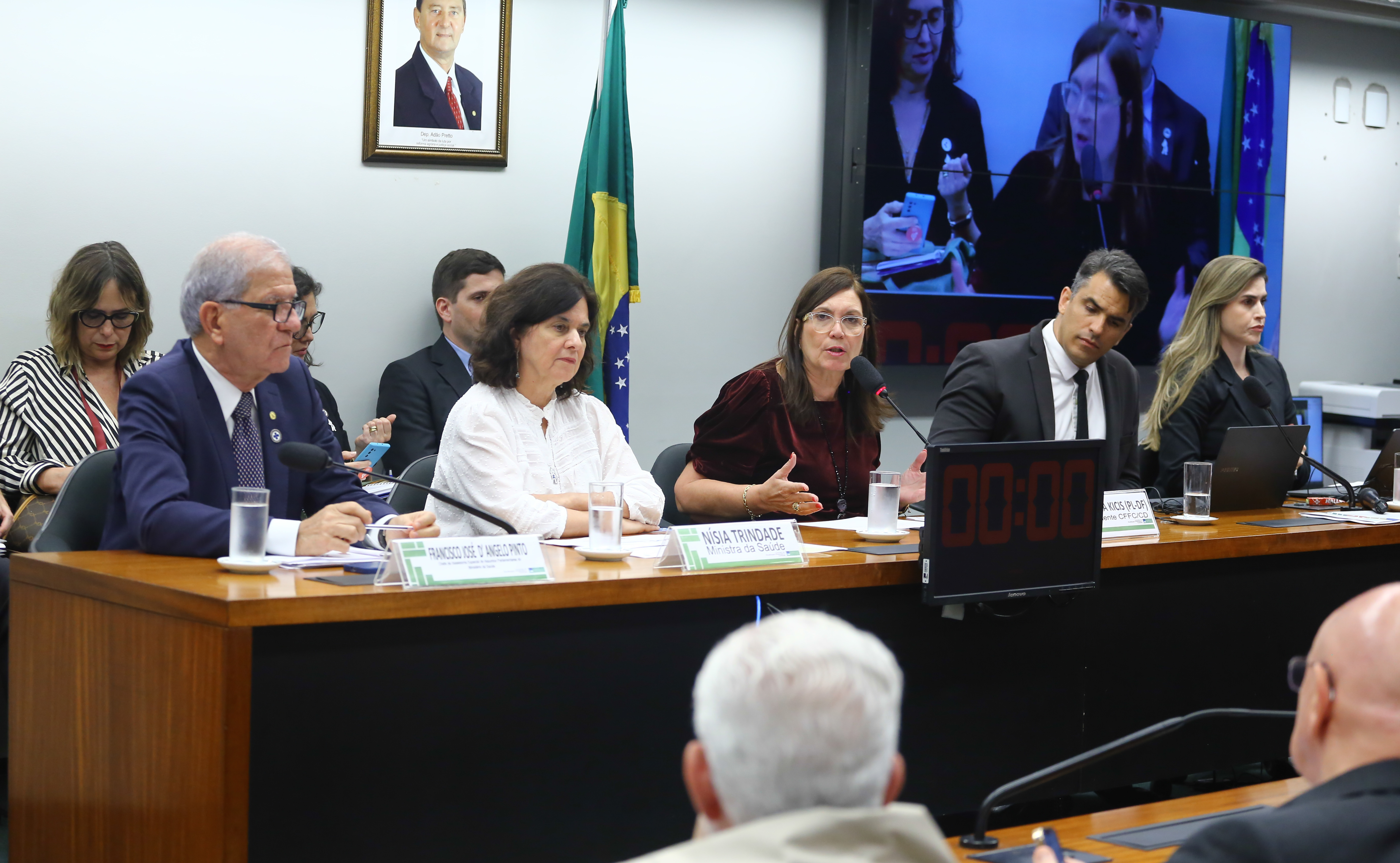 Bia Kicis combate obrigatoriedade da vacinação em crianças: “se quiser levar seu filho para se vacinar, leve”