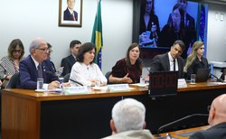 Bia Kicis combate obrigatoriedade da vacinação em crianças: “se quiser levar seu filho para se vacinar, leve”