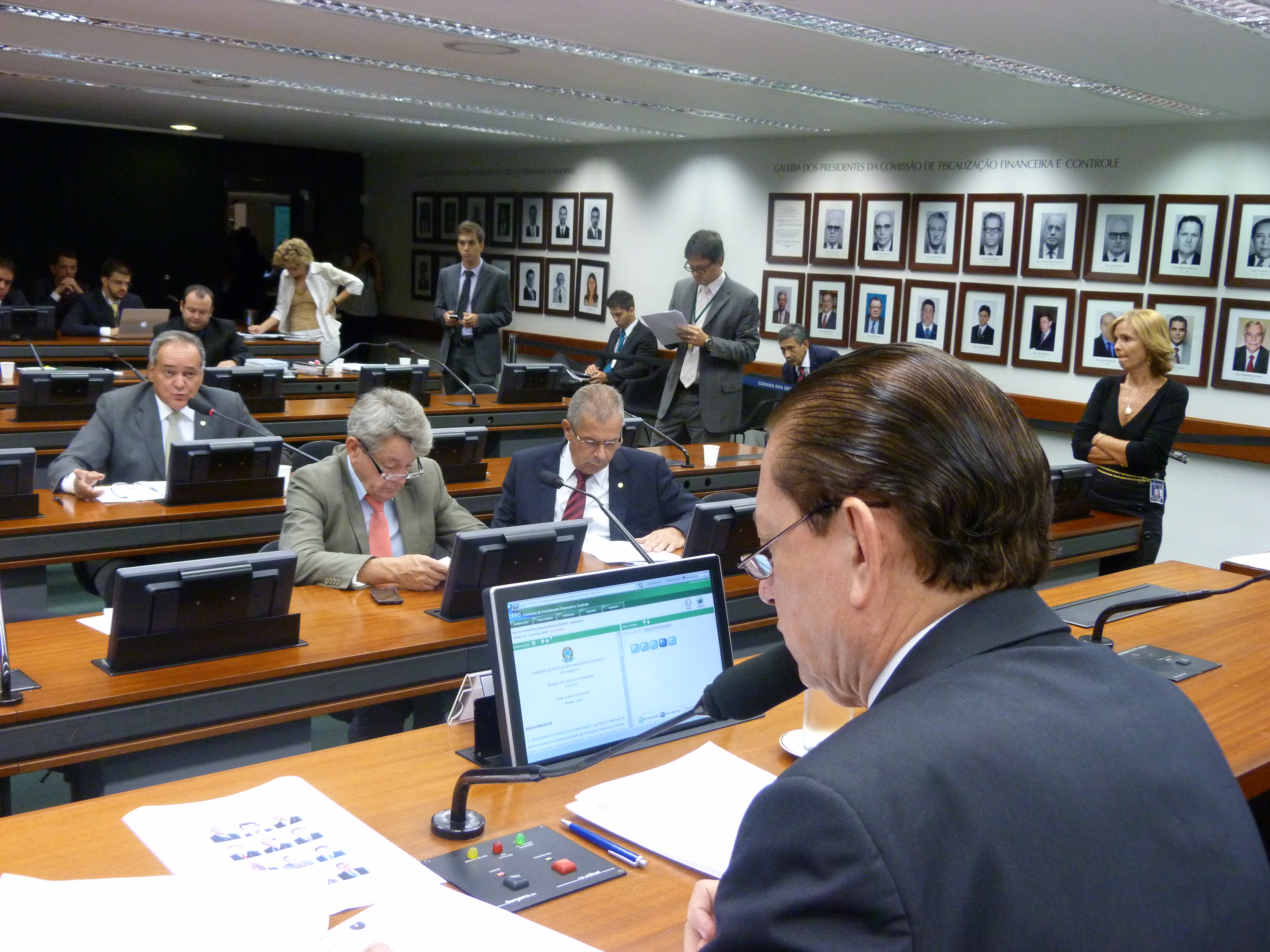 Comissão aprova audiência pública  para debater preços de passagens aéreas