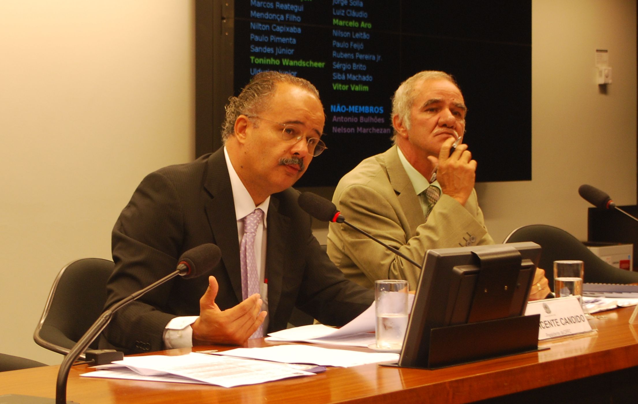 Comissão aprova convite a ministros e criação de Subcomissões