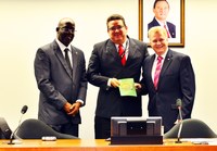 Deputado Edmar Arruda entrega Cartilha de Fiscalização Financeira e Controle ao cidadão brasileiro   