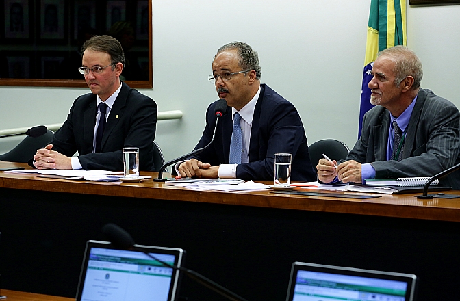 O deputado Leo de Brito é o novo presidente da CFFC