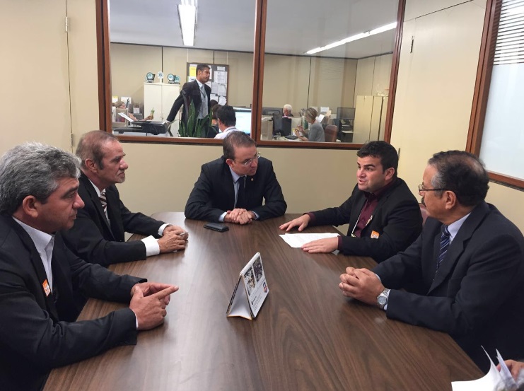 Leo de Brito recebe autoridades municipais do Acre