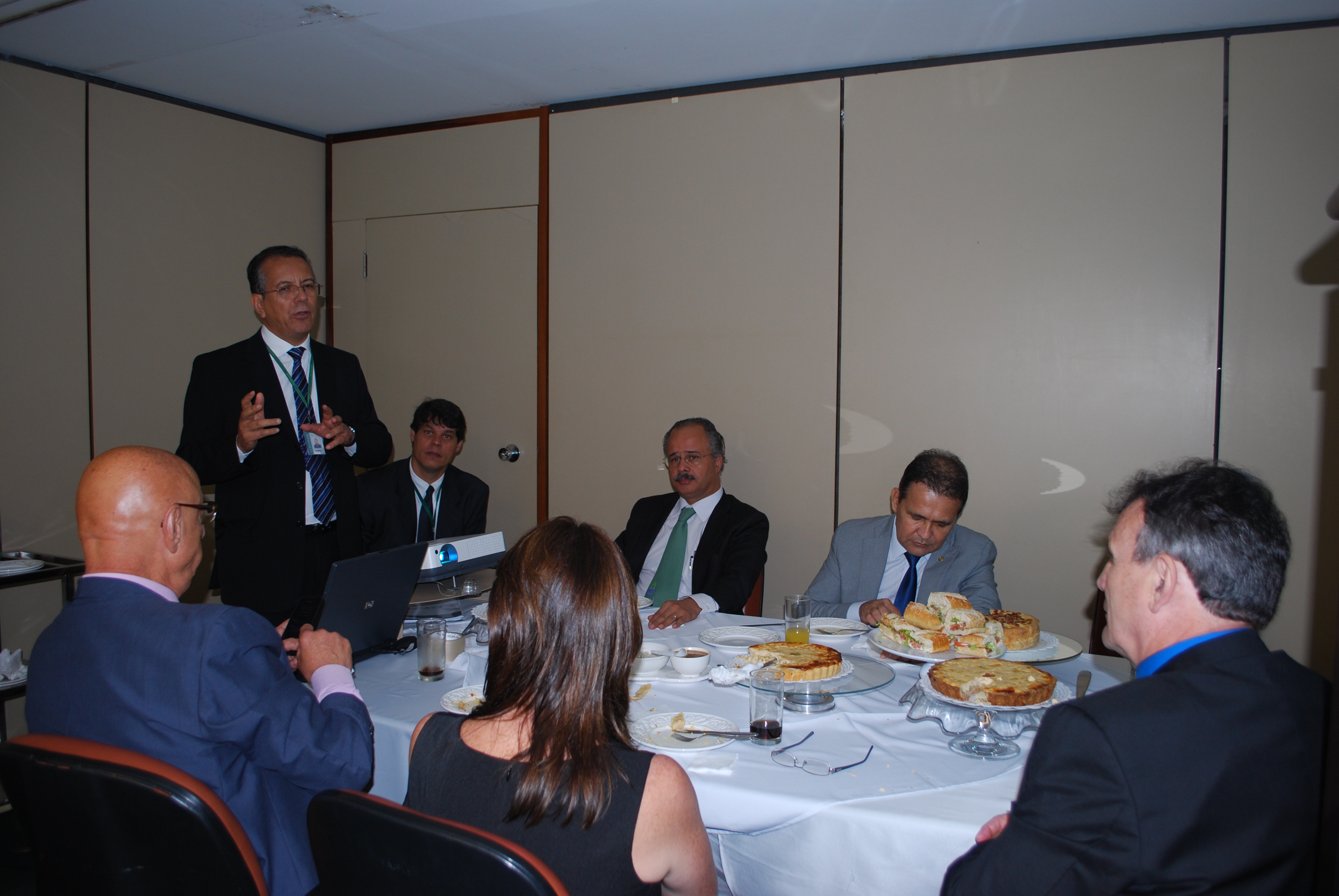 Membros da CFFC se reúnem com técnico da Comissão