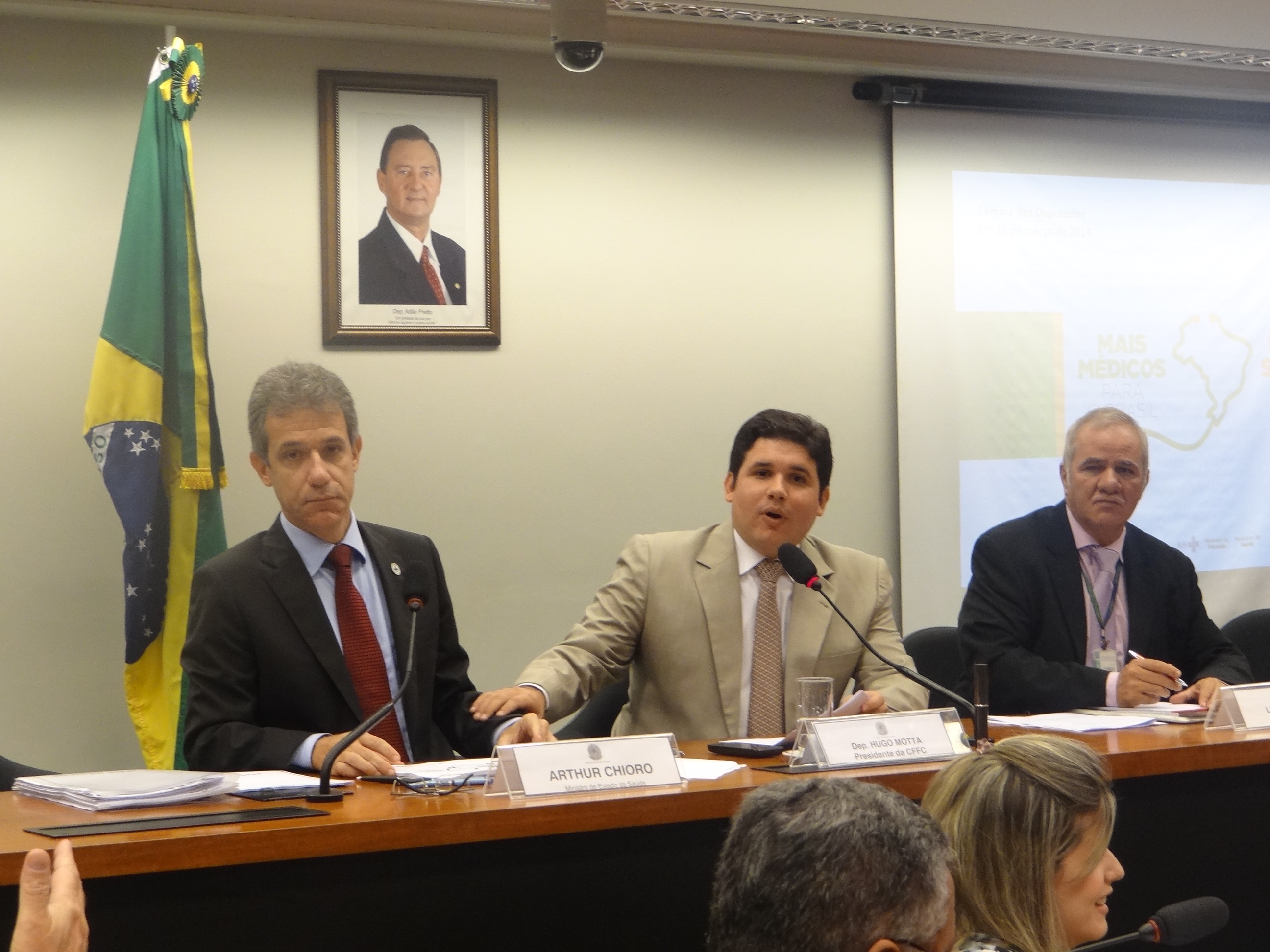 Ministro da Saúde responde a questionamentos sobre Mais Médicos