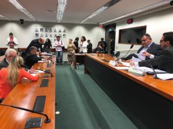 CFFC decide convidar ministros para falar sobre Comissão da Anistia, desestatização e preço do diesel