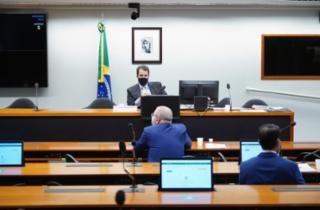 Comissão vai chamar ministros para explicar ações na pandemia e denúncia contra filho de Bolsonaro