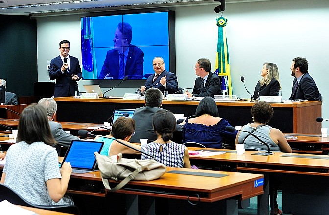 Deputados e convidados debatem na CFFC a PEC dos gastos públicos