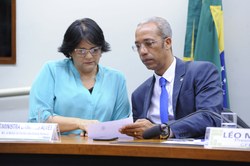 Ministra Damares Alves anuncia força-tarefa para rever anistia a cabos da Aeronáutica em audiência pública na CFFC