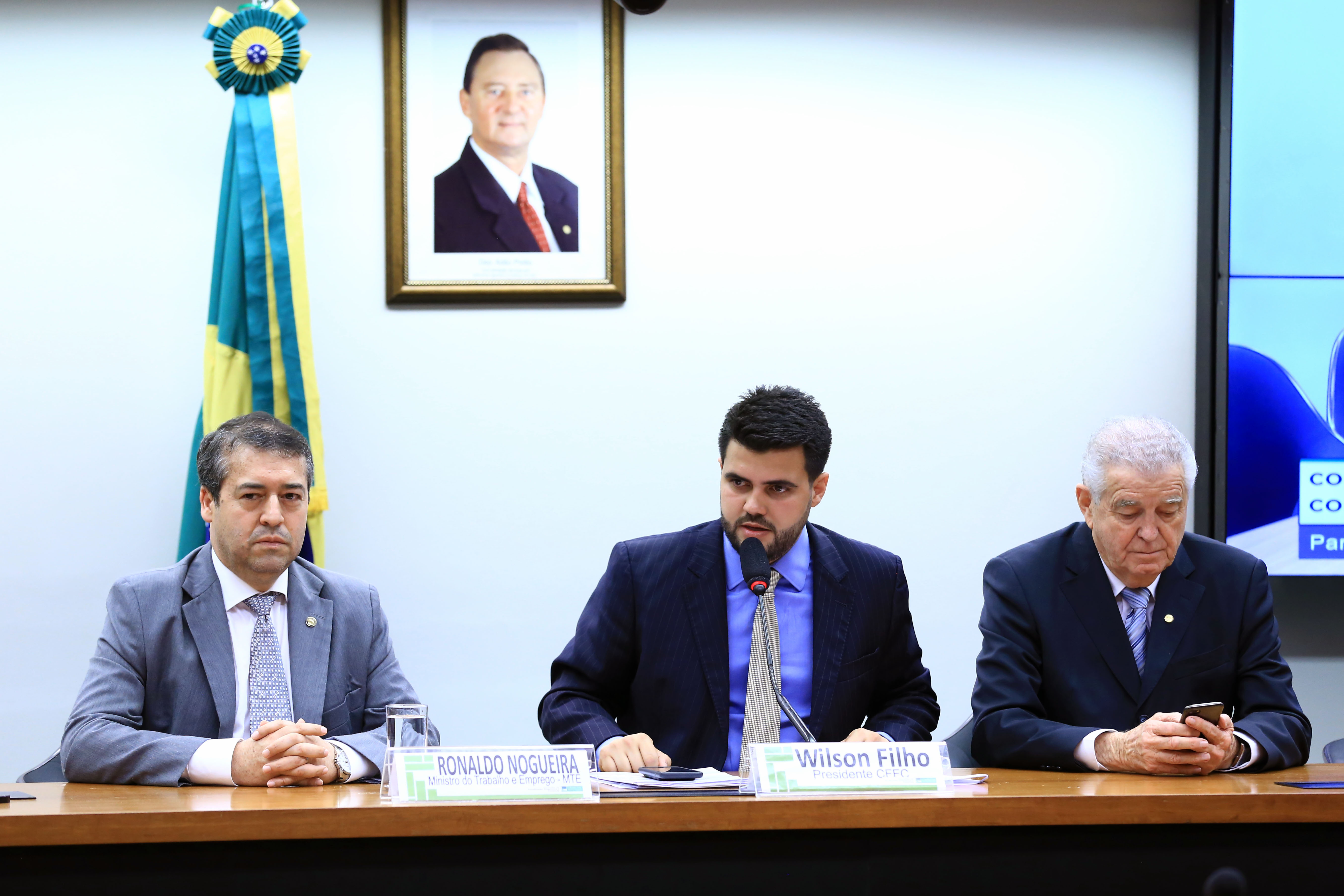 Ministro diz que novos contratos de trabalho vão gerar 2 milhões de empregos